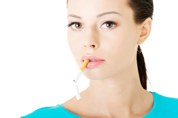 壊れたタバコを持つ若い美しい女性. — ストック写真