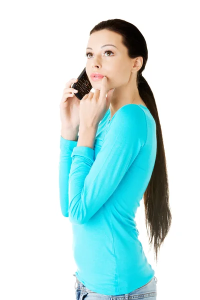 Jovem mulher bonita falando através do telefone . — Fotografia de Stock