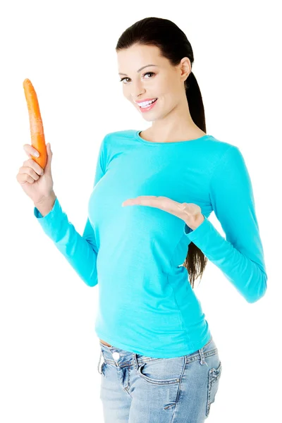 Jovem bela mulher segurando cenoura fresca . — Fotografia de Stock