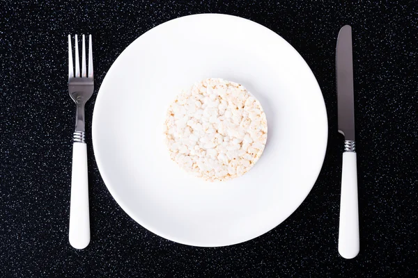 Un gofre de arroz en un plato . — Foto de Stock