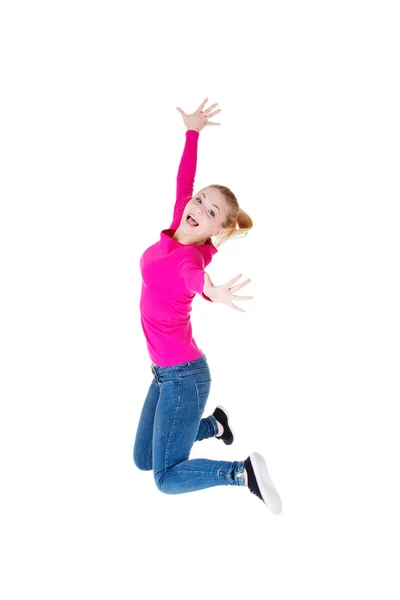 Giovane donna caucasica sta saltando . — Foto Stock