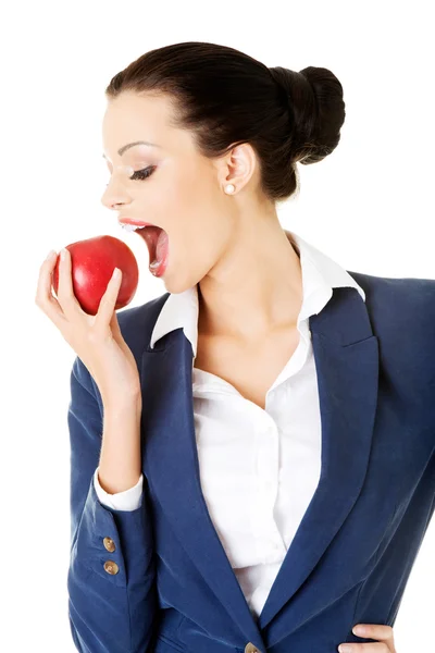 Kırmızı elma ile genç iş kadını. — Stok fotoğraf