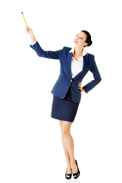 Jeune femme d'affaires pointant vers le haut avec stylo . — Photo