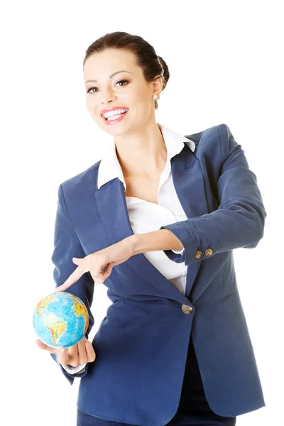 Jonge zakenvrouw houden kleine globe. — Stockfoto