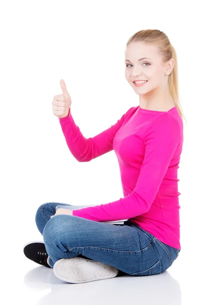 Young casual woman student showin OK gesture. — Stock Photo, Image