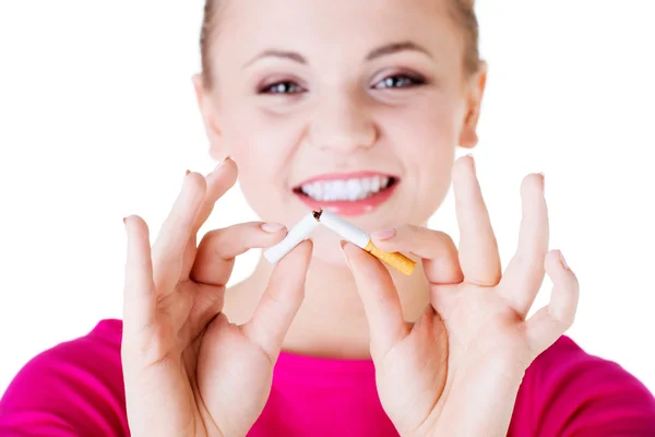 Ung vacker kvinna med bruten cigarett. — Stockfoto