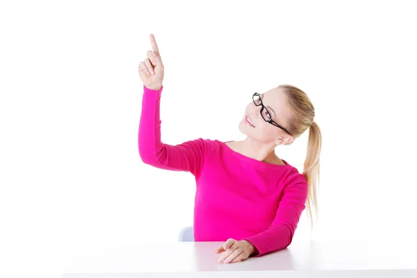 Jovem mulher casual apontando de lado . — Fotografia de Stock