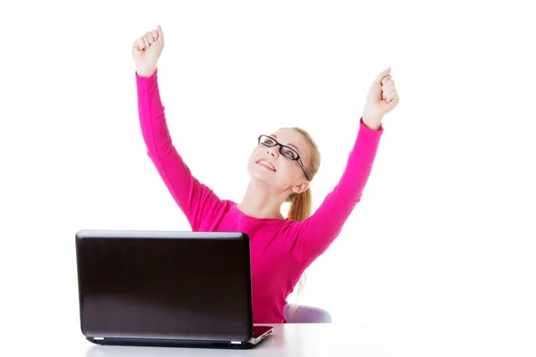 Ung glad kvinna sitter framför laptop. — Stockfoto
