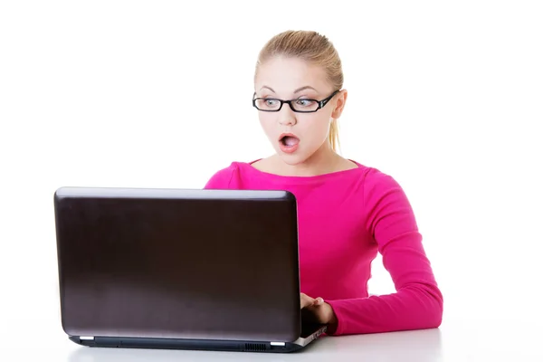 年轻吃惊女人坐在笔记本电脑前. — 图库照片