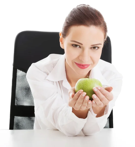 Joven mujer de negocios hermosa sosteniendo una manzana . —  Fotos de Stock