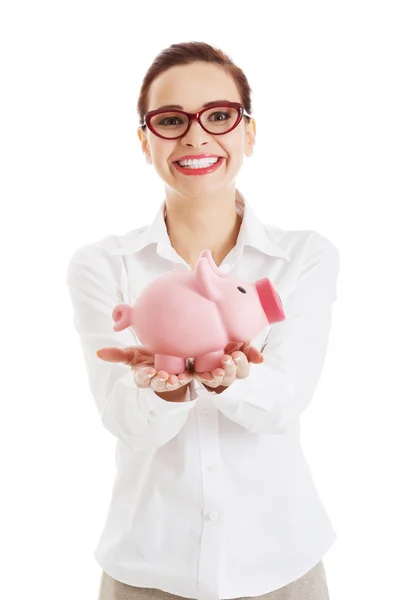 Schöne Geschäftsfrau mit Sparschwein. — Stockfoto