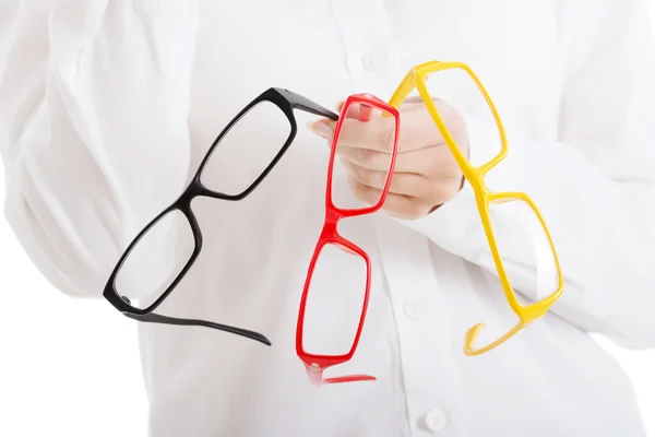 Mooie vrouw in brillen bedrijf drie verschillende paar van brillen — Stockfoto