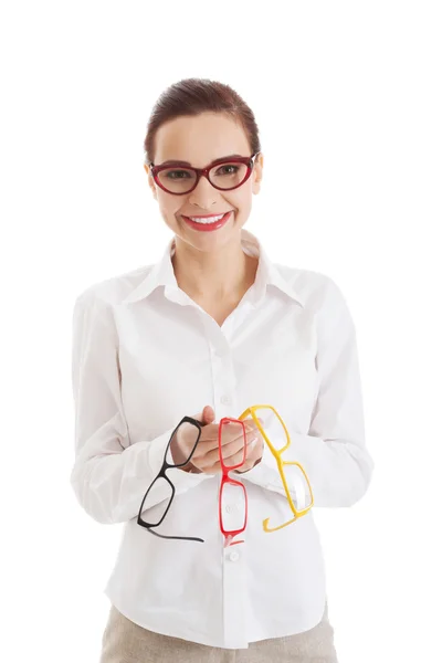 Schöne Frau mit Brille, die drei verschiedene Paar Ei hält — Stockfoto