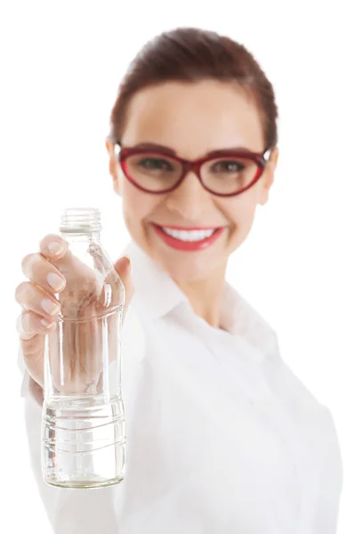 Hermosa mujer de negocios con botella de plástico de agua . — Foto de Stock