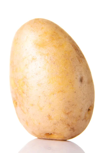 Een gescheiden verse aardappel. — Stockfoto