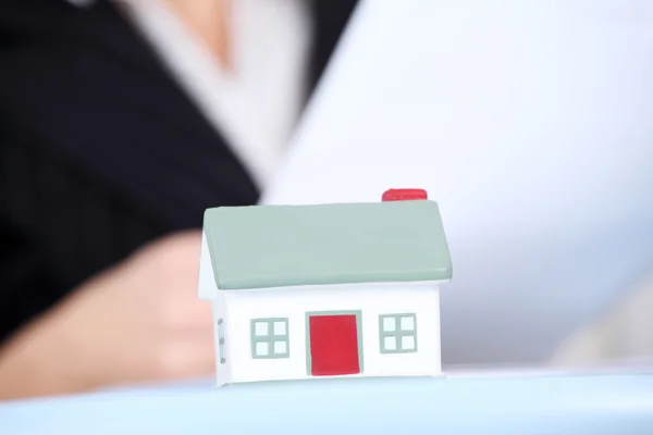 Zakenvrouw met klein huis. — Stockfoto