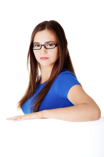 Young beautiful casual woman holding copy space. — Stock Photo, Image