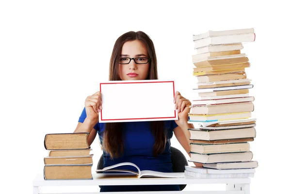 Hermosa joven estudiante con pila de libros — Foto de Stock