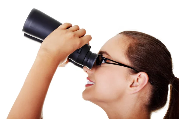 Beautiful young woman with binoculars. — Stock Photo, Image