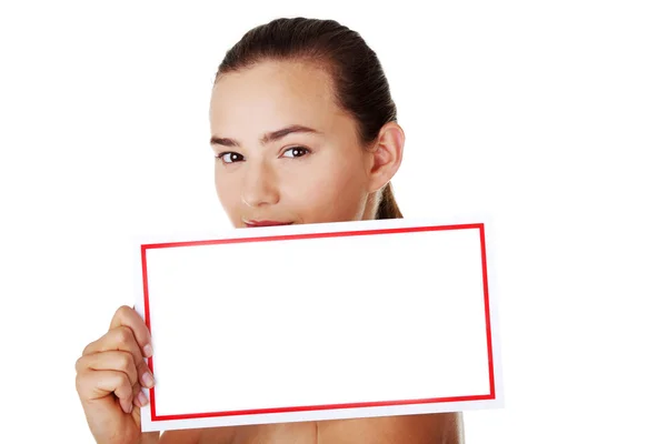 Jovem bela mulher casual segurando espaço cópia . — Fotografia de Stock