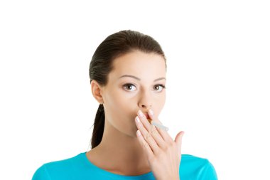 Genç kadın sigara elektronik sigara (ecigarette)