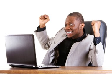 mutlu başarılı businesman masasında.