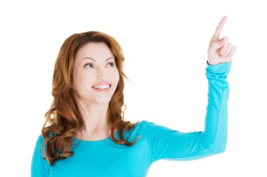 güzel bir kadın soyut ekranda seçim yapma