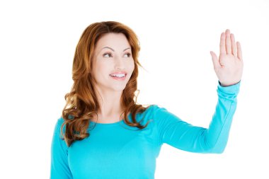 güzel bir kadın soyut ekranda seçim yapma