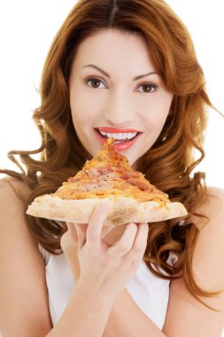 mutlu bir kadın pizza yemek.