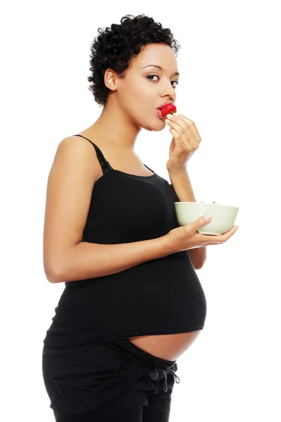 Jovem mulher grávida feliz com morangos — Fotografia de Stock