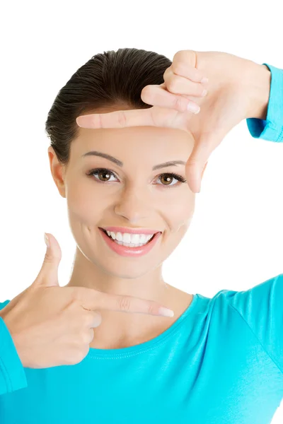 Sorridente donna sta mostrando cornice a mano. — Foto Stock