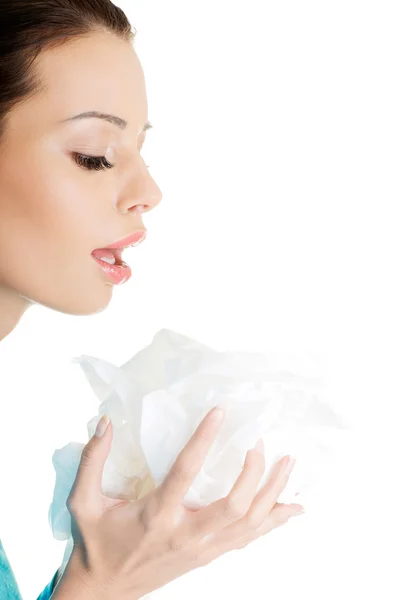 Young woman with tissue - sneezing — Stock Photo, Image