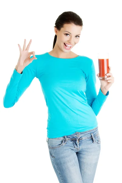 Felice donna sorridente che beve succo di pomodoro — Foto Stock