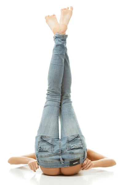 Mulher sexy ajuste bonito em jeans azuis — Fotografia de Stock