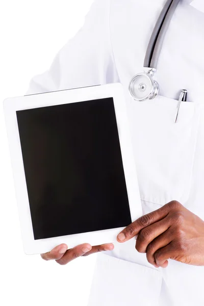 Médico sorridente usando um computador tablet — Fotografia de Stock