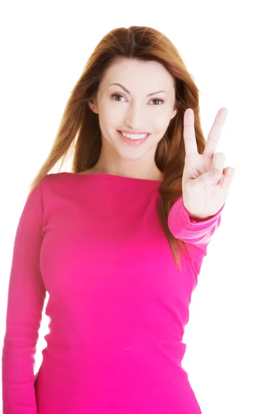 Mutlu kadın gösteren zafer işareti — Stok fotoğraf