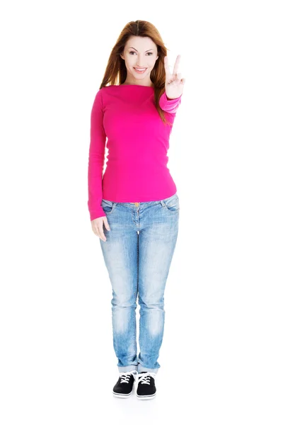 Happy woman showing victory sign — Stock Photo, Image