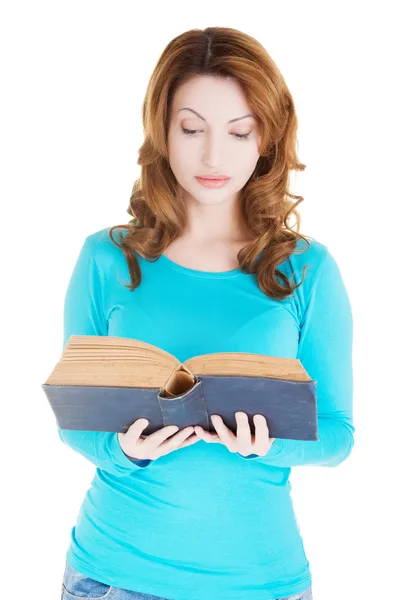 Привлекательная взрослая женщина с книгами . — стоковое фото