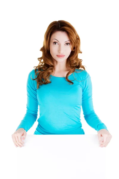 Mujer feliz con tablero en blanco — Foto de Stock