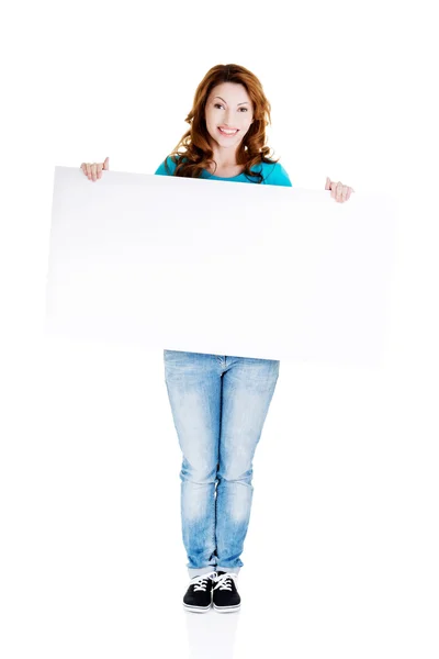 Mulher feliz com placa em branco — Fotografia de Stock