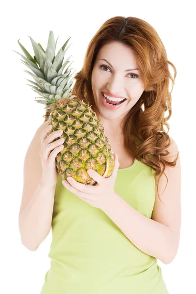 Šťastná žena s ovocem čerstvým ananasem — Stock fotografie