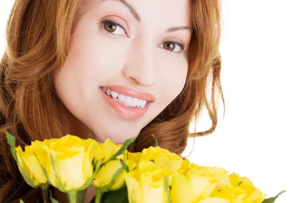 Glückliche Frau mit gelben Rosen — Stockfoto