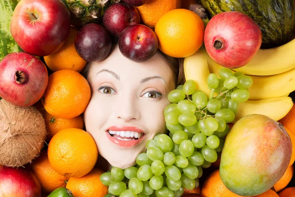 Donna faccia in frutta — Foto Stock