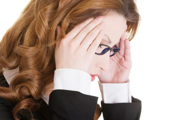 Mujer de negocios con dolor de cabeza sosteniendo la cabeza — Foto de Stock