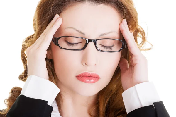Donna d'affari con mal di testa che tiene la testa — Foto Stock