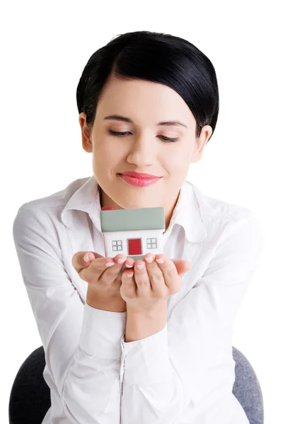 Geschäftsfrau hält und schützt Haus. — Stockfoto