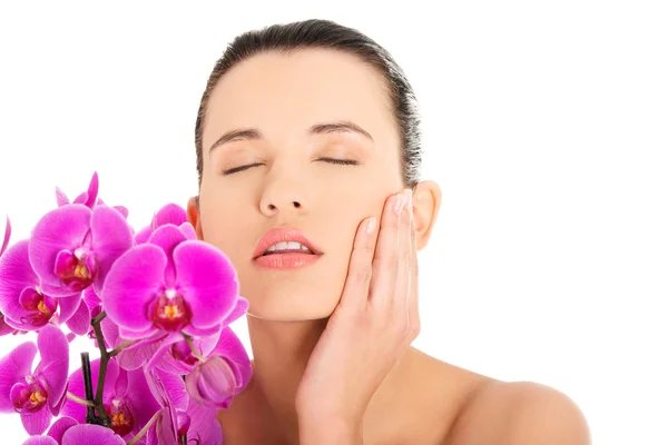 Jeune femme avec la peau et l'orchidée de santé — Photo