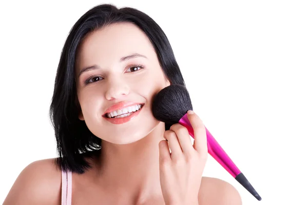 Mujer atractiva haciendo maquillaje en la cara . — Foto de Stock