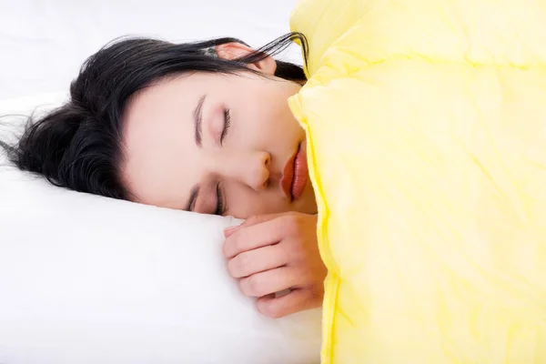 Güzel bir genç kadın yatakta dinleniyor — Stok fotoğraf