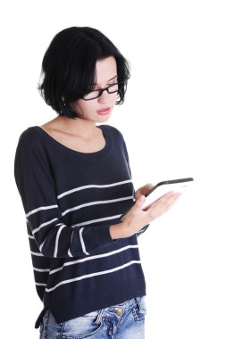 Tablet bilgisayarda çalışan genç güzel kadın